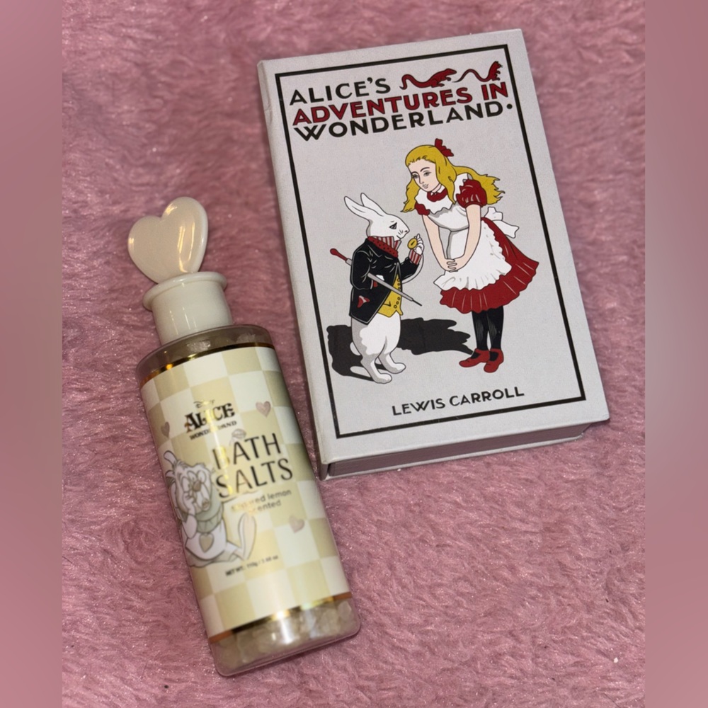 Storybook Cosmetics Alice in Wonderland Pallette Bundle - Picture 2 of 10